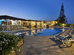 Abendstimmung an der Poolbar in Malia's Ferienwohnungen Tor zur Natur