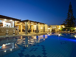 Abendstimmung an der Poolbar in Malia's Ferienwohnungen Tor zur Natur