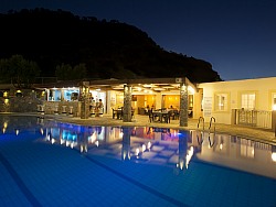 Abendstimmung an der Poolbar in Malia's Ferienwohnungen Tor zur Natur